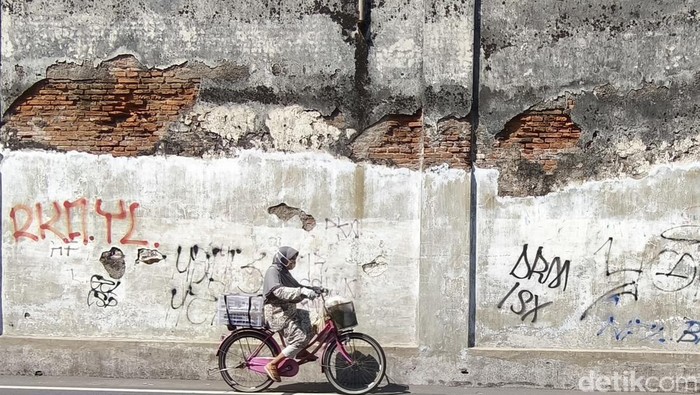 Penampakan tembok Benteng Keraton Solo yang penuh coret-coretan atau aksi vandalisme, Senin (8/6/2026).