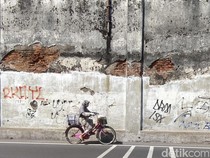 GKR Rumbay Geram Tembok Benteng Keraton Solo Penuh Coretan