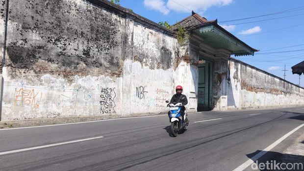 Keraton Solo Penampakan tembok Benteng Keraton Solo yang penuh coret-coretan atau aksi vandalisme, Senin (8/6/2026).