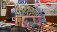 Sepanjang tahun 2026, tekanan terhadap rupiah masih cukup besar. Data Bloomberg menunjukkan dolar AS telah menguat sekitar 8,60 persen terhadap mata uang Indonesia sejak awal tahun. Kondisi ini mencerminkan masih kuatnya posisi dolar AS di tengah dinamika pasar keuangan global.