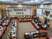 Video Legislator DPR Usul Usia Pensiun Polri Dibedakan: Jenderal 61-63 Tahun