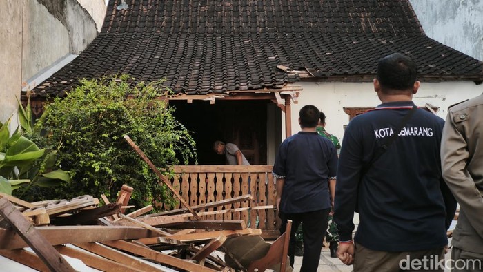 Kondisi gazebo rumah warga Kampung Gandekan, Kelurahan Jagalan, Kecamatan Semarang Tengah, Kota Semarang, yang ambruk, Senin (8/6/2026) sore.