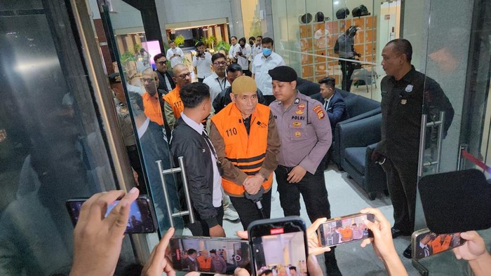 KPK menahan Ismail Adham dan Asrul Azis dalam kasus korupsi kuota haji 2023-2024. (Adrial/detikcom)