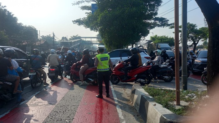 Lalu lintas di Jalan Daan Mogot, Jakarta Barat, Senin (8/6/2026) pagi terpantau padat.