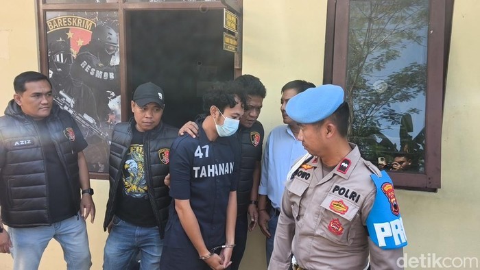 Mahasiswa Semarang, Ibra Maulana (23) saat digiring petugas ke ruang tahanan di Mapolsek Ngaliyan, Kota Semarang. Ibra nekat gadaikan motor milik teman dan pacarnya untuk Michat.