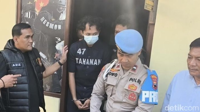 Mahasiswa Semarang, Ibra Maulana (23) saat digiring petugas ke ruang tahanan di Mapolsek Ngaliyan, Kota Semarang. Ibra nekat gadaikan motor milik teman dan pacarnya untuk Michat.