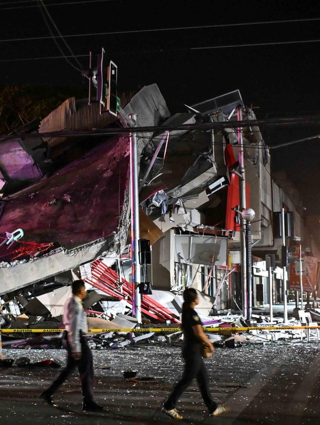 Malam Mencekam di Filipina, Warga Menatap Ngeri Reruntuhan Kota