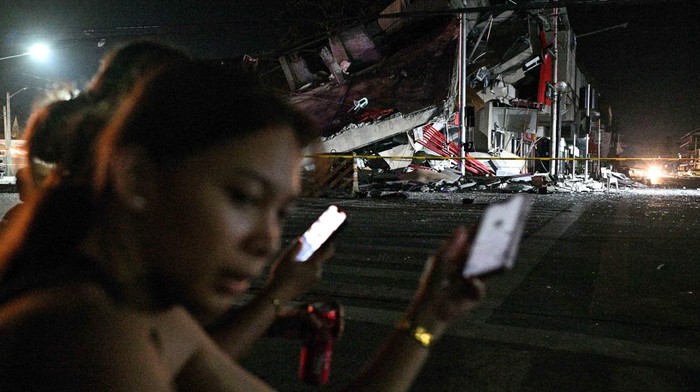 Suasana mencekam menyelimuti Kota General Santos, Filipina selatan, setelah gempa bumi berkekuatan 7,8 magnitudo mengguncang wilayah tersebut pada Senin (8/6/2026). Getaran kuat yang dirasakan warga menyebabkan sejumlah bangunan mengalami kerusakan parah hingga ambruk, meninggalkan puing-puing yang berserakan di berbagai sudut kota. REUTERS/Noel Celis