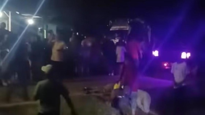 Seorang sopir taksi online bernama Abd Haris (50), ditemukan tewas bersimbah darah di pinggir jalan Kabupaten Maros, Sulawesi Selatan (Sulsel).