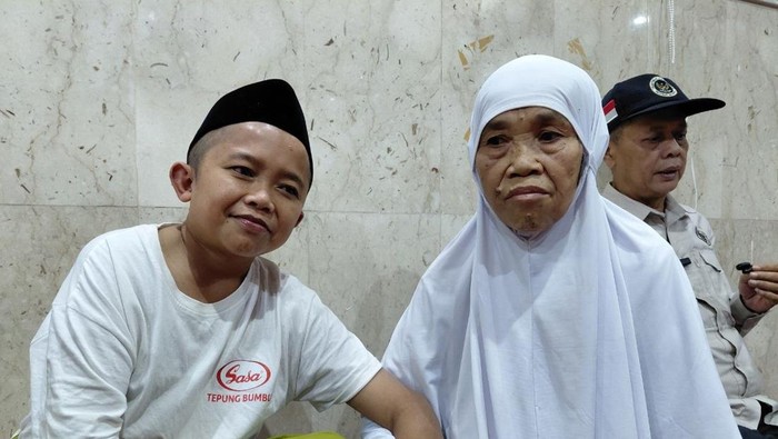 Mbah Painah, jemaah haji asal Wonosobo ditemani putra bungsunya di hotel wilayah Misfalah, Makkah, Minggu (7/6/2026).