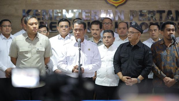 Mentan Amran Sulaima saat memberi keterangan usai Rapat Koordinasi Pengembangan dan Stabilisasi Harga TBS Kelapa Sawit yang dipimpin langsung Mentan Amran di Kantor Pusat Kementerian Pertanian, Jakarta, Senin (8/6/2026), dan dihadiri asosiasi petani, pelaku usaha, eksportir, perusahaan refinery, Satgas Pangan Polri, serta Direktorat Reserse Kriminal Khusus (Dirkrimsus) Polda dari 25 provinsi sentra sawit. (Dok. Humas Kementerian Pertanian)