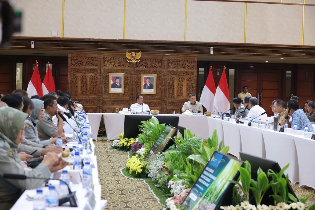 Mentan Amran Sulaiman dan Wamentan Sudaryono dalam Rapat Koordinasi Pengembangan dan Stabilisasi Harga TBS Kelapa Sawit nan dipimpin langsung Mentan Amran di Kantor Pusat Kementerian Pertanian, Jakarta, Senin (8/6/2026), dan dihadiri asosiasi petani, pelaku usaha, eksportir, perusahaan refinery, Satgas Pangan Polri, serta Direktorat Reserse Kriminal Khusus (Dirkrimsus) Polda dari 25 provinsi sentra sawit. (Dok. Humas Kementan)