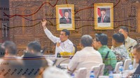 Menteri Pertanian Andi Amran Sulaiman rapat bersama bupati, Dirreskrimsus, hingga petani sawit membahas stabilisasi harga tandan buah segar (TBS) sawit di Kementerian Pertanian, Jakarta, Senin (8/6/2026). Menteri Pertanian Andi Amran Sulaiman menyoroti harga CPO dunia naik, tetapi harga sawit di petani turun. Mentan menyebut kondisi tersebut sebagai anomali yang tidak seharusnya terjadi.  