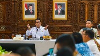 Dalam rapat tersebut, Mentan menginstruksikan jajaran Direktorat Jenderal terkait turun ke lapangan melakukan pengawasan dan penindakan terhadap pihak-pihak yang diduga memainkan harga sawit.  