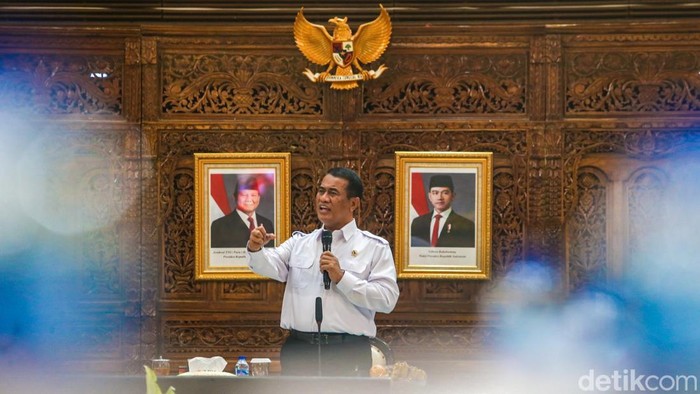 Mentan Andi Amran Sulaiman rapat bersama bupati, Dirreskrimsus, hingga petani sawit membahas stabilisasi harga tandan buah segar (TBS) sawit di Kementerian Pertanian, Jakarta, Senin (8/6/2026). Menteri Pertanian Andi Amran Sulaiman menyoroti harga CPO dunia naik, tetapi harga sawit di petani turun. Mentan menyebut kondisi tersebut sebagai anomali yang tidak seharusnya terjadi.