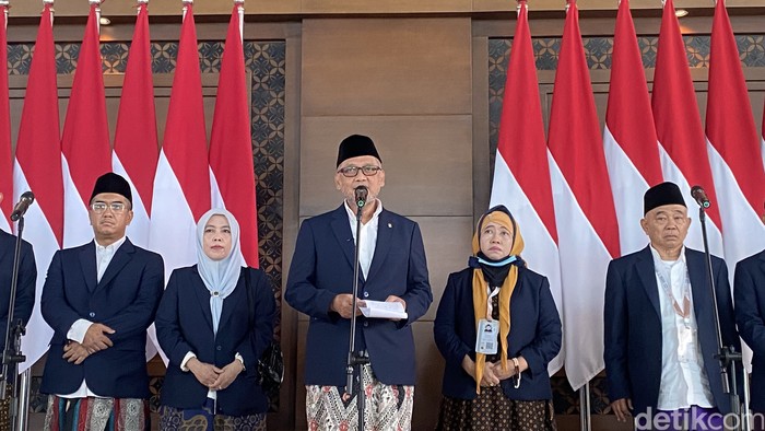 Menteri Haji dan Umrah Mochamad Irfan Yusuf dalam konferensi pers di  Bandara Soekarno Hatta, Tangerang, Senin (8/6/2026).