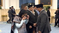 Air Mata Nanik Saat Dilantik Prabowo Jadi Kepala BGN