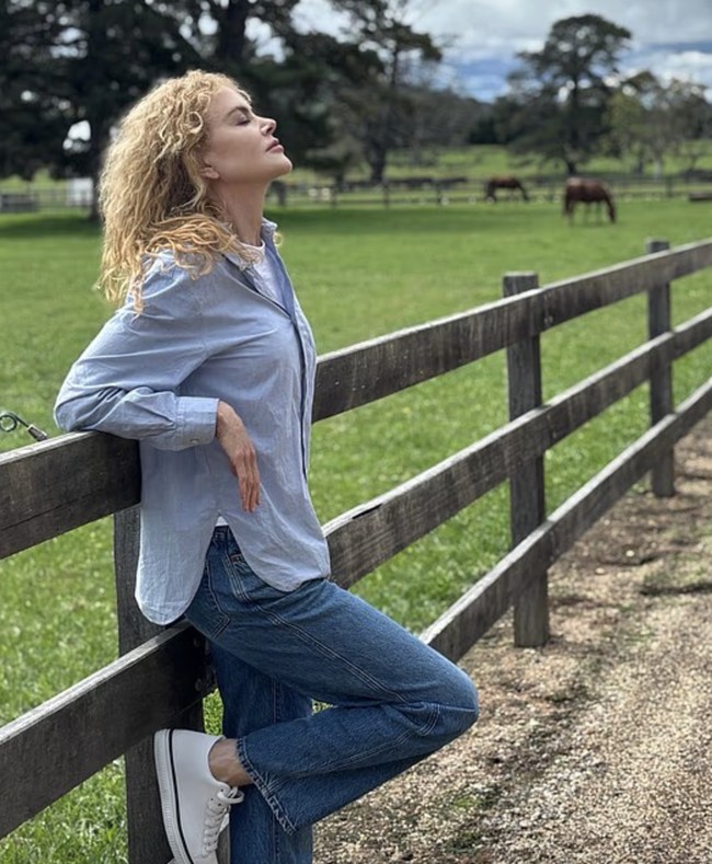 Baru-baru ini, Nicole Kidman membagikan foto yang langsung menarik perhatian penggemar. Kidman membiarkan rambut pirang ikal alaminya terlihat jelas. Ia hanya menuliskan caption sederhana, Weekend vibes, disertai emoji hati. Unggahan tersebut langsung memicu reaksi penggemar. Selama ini Nicole Kidman lebih sering terlihat mengenakan wig, baik untuk kebutuhan peran film maupun berbagai acara publik. Karena itu, banyak netizen mengaku senang melihat sang aktris tampil lebih natural dengan rambut aslinya. Foto: dok. Instagram @nicolekidman