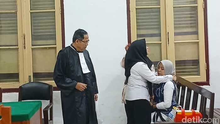 Nur Alia Lase menangis usai putusan di PN Medan, Senin (8/6/2026) malam.  (Juita Sinuhaji/detikSumut)