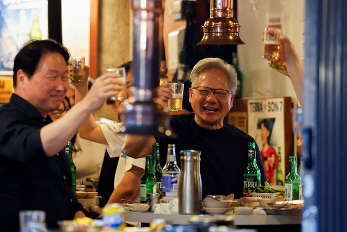 Nvidia CEO Jensen Huang raises a toast with SK Group Chairman Chey Tae-won, LG Corporation Chairman and CEO Koo Kwang-mo and Naver Corporation Founder Lee Hae-jin during their dinner meeting at a Korean barbecue restaurant in Seoul, South Korea, June 5, 2026. REUTERS/Kim Soo-hyeon     TPX IMAGES OF THE DAY