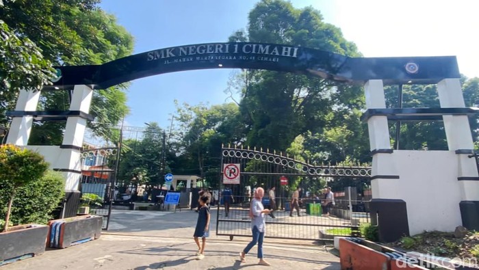 Orangtua siswa datang ke SMKN 1 untuk Mendaftar di hari pengumuman SPMB