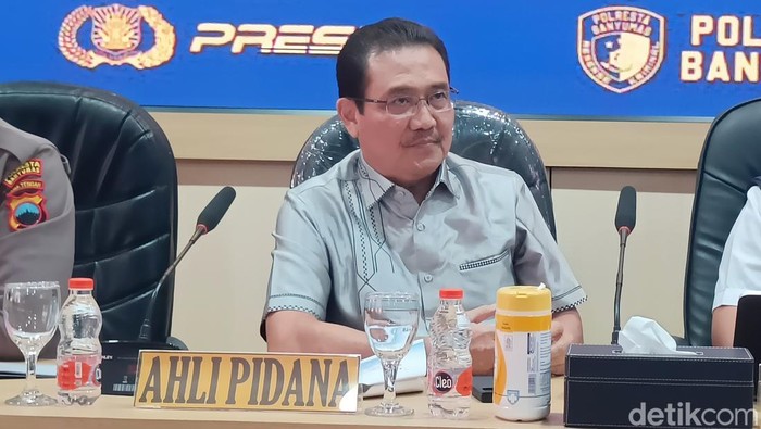 Pakar Hukum Pidana Unsoed Purwokerto, Profesor Hibnu Nugroho, saat dihadirkan dalam ungkap kasus di Mapolresta Banyumas, Senin (8/6/2026).