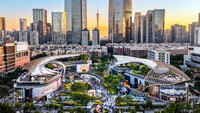 Ada juga Park Central di Guangzhou. Mal ini terbilang unik karena bagian tengahnya digunakan sebagai taman untuk ruang publik, lalu sebagain toko ritel berada di dalam tanah (basement). Foto: Dok. Parc Central