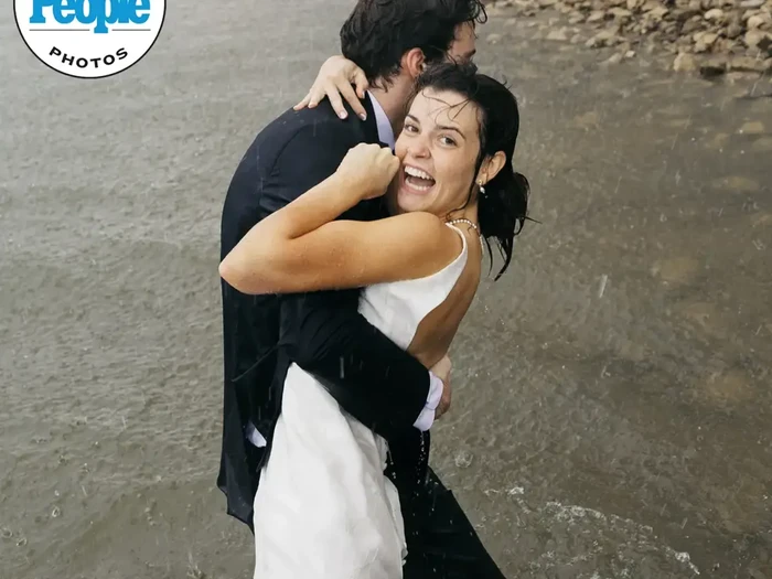 Pasangan pengantin yang nekat lompat ke danau saat hari pernikahan mereka sedang turun hujan.