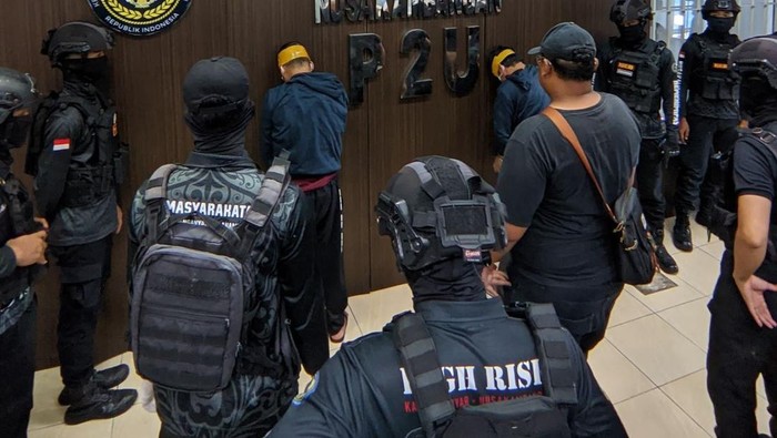 Pemindahan warga binaan ke Nusakambangan.