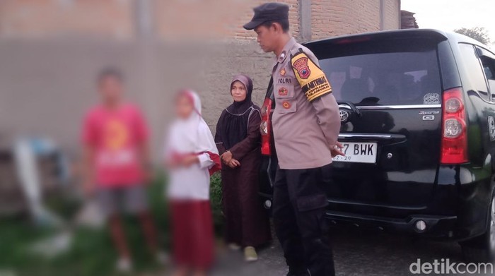 A (berjilbab), siswi SD yang mencoba menggagalkan pencurian motor di Desa Sidowayah, Kecamatan Polanharjo, Klaten, Senin (8/6/2026).