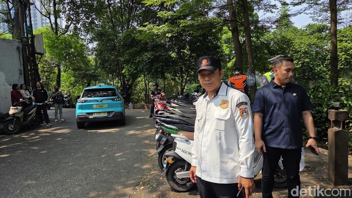 Penertiban parkir liar di depan RSCM (Taufiq/detikcom).
