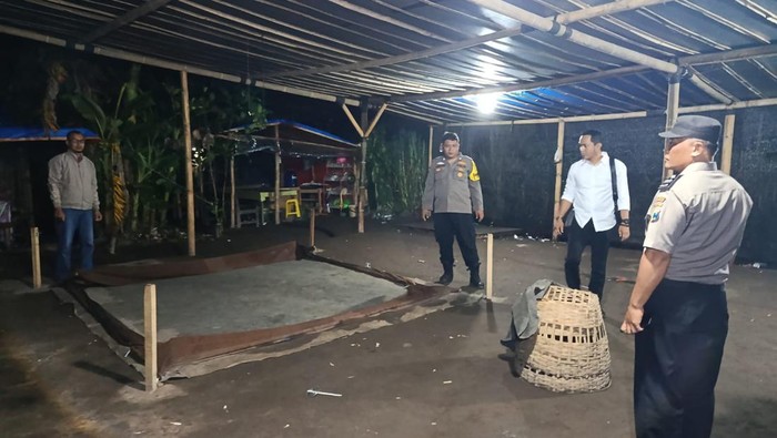 Pengerebekan lokasi sabung ayam di Blitar
