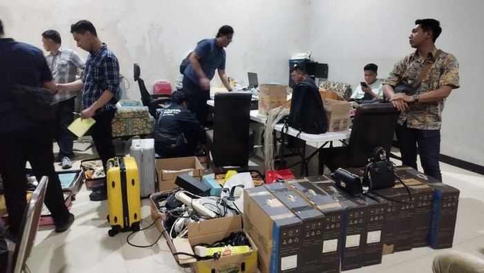 Pengungkapan kasus dugaan love scamming yang melibatkan empat WNA Tiongkok dan dua WNI di Kota Semarang.