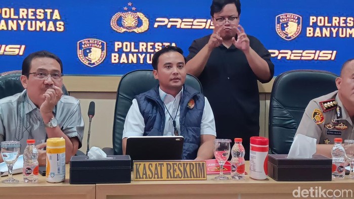 Kasat Reskrim Polresta Banyumas, AKP Ardi Kurniawan saat ungkap kasus di aula kantornya, Senin (8/6/2026).