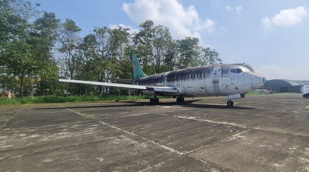 Pesawat usang yang terparkir di PT DI