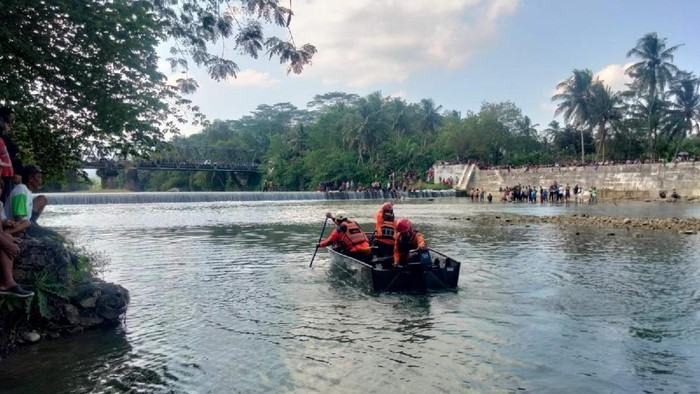 Petugas Tim SAR dari BPBD Ciamis melakukan pencarian anak tenggelam
