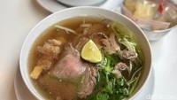 Gurih Banget! Cicip Pho Vietnam Utara yang Kaldunya Direbus 24 Jam