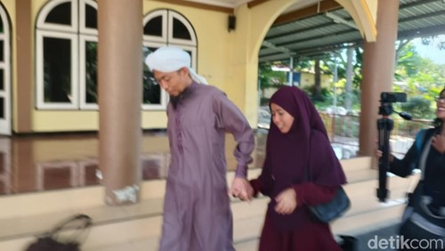 Pimpinan Ponpes Rosudatussaulatiyah Al Ibrahimy, TGH Ahmad Muzakki Rahmatullah, seusai sholat zuhur di Mushola Polres Lambok Tengah.