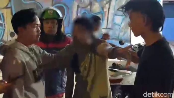 Polisi menangkap pria pelaku pemarangan jukir kafe di Makassar.