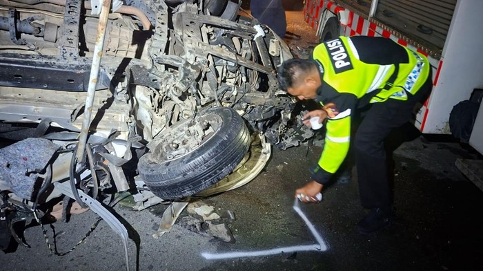 Polisi saat evakuasi dan olah TKP di lokasi laka. (Dok. Ditlantas Polda Riau)