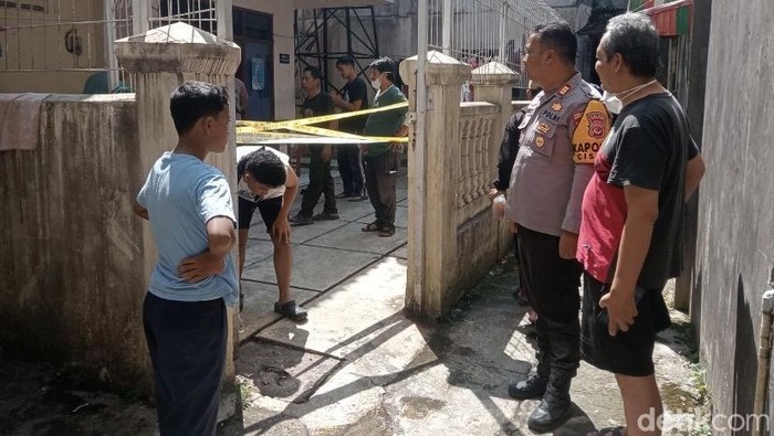 Polisi saat melakukan olah TKP penemuan jasad di kontrakan