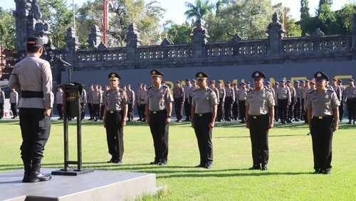 Kapolres Gianyar AKBP Chandra Kesuma pimpin upacara kenaikan pangkat dan PNPP di kantornya, Senin (8/6/2026).