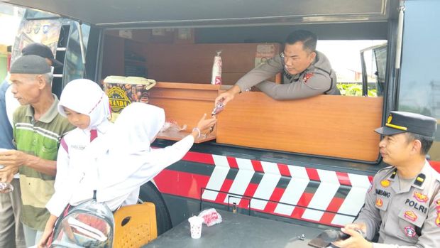 Polres Lubuklinggau Polda Sumsel memperkenalkan call center 110 ke warga, pelaku usaha, hingga pengemudi pikulan lewat program 'Bang Kopling'. (dok Polda Sumsel)
