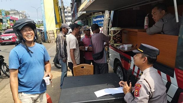 Polres Lubuklinggau Polda Sumsel memperkenalkan call center 110 ke warga, pelaku usaha, hingga pengemudi pikulan lewat program 'Bang Kopling'. (dok Polda Sumsel)