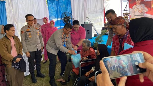 Polres Ogan Komering Ulu (OKU) menggelar hormat kesehatan dan menyalurkan support sembako dalam rangka menyambut Hari Bhayangkara Ke-80. (dok Polda Sumsel)