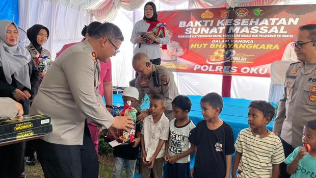 Polres Ogan Komering Ulu (OKU) menggelar hormat kesehatan dan menyalurkan support sembako dalam rangka menyambut Hari Bhayangkara Ke-80. (dok Polda Sumsel)