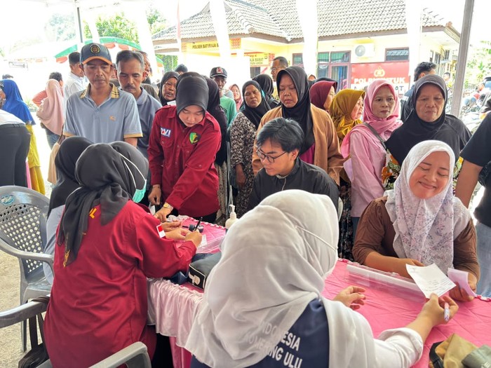 Polres Ogan Komering Ulu (OKU) menggelar bakti kesehatan dan menyalurkan bantuan sembako dalam rangka menyambut Hari Bhayangkara Ke-80. (dok Polda Sumsel)