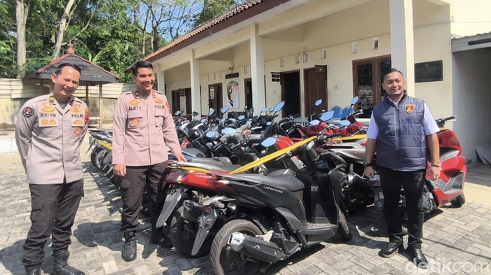 Polsek Ngaliyan mengamankan 23 dari 40 sepeda motor yang digelapkan oleh mahasiswa Semarang, Senin (8/6/2026).