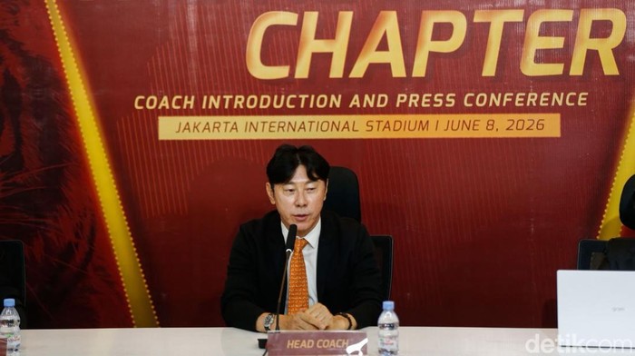 Perwakilan manajemen Persija Jakarta menghadiri acara perkenalan pelatih baru di Jakarta International Stadium (JIS), Jakarta, Senin (8/6/2026). Klub resmi mengumumkan penunjukan Shin Tae-yong sebagai pelatih kepala.
