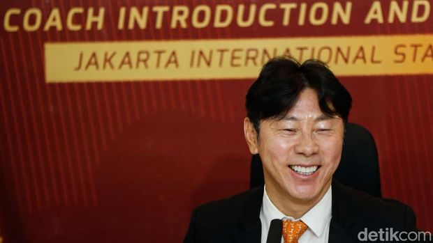 Potret Shin Tae-yong Resmi Jadi Pelatih Persija Jakarta Perwakilan manajemen Persija Jakarta menghadiri acara perkenalan pelatih baru di Jakarta International Stadium (JIS), Jakarta, Senin (8/6/2026). Klub resmi mengumumkan penunjukan Shin Tae-yong sebagai pelatih kepala.